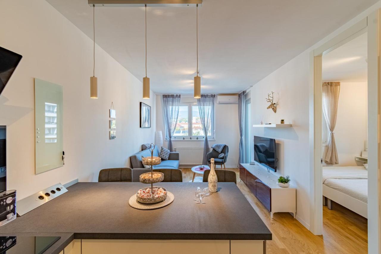 Flexible Selfcheckins 25 - Zagreb - Garage - Loggia - New - Luxury Lägenhet Exteriör bild